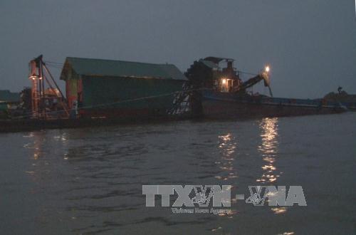 Hà Nội: Bắt giữ 5 tàu và 10 đối tượng 'cát tặc' trên sông Hồng